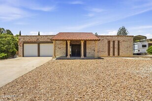 3329 Old Spanish Trail in El Paso, TX - Building Photo