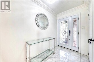 16 Oak Knolls Crescent in Toronto, ON - Building Photo - Building Photo