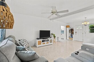 11040 2nd St E in Treasure Island, FL - Building Photo - Building Photo