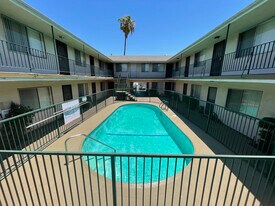 6444 Tujunga Ave in North Hollywood, CA - Building Photo