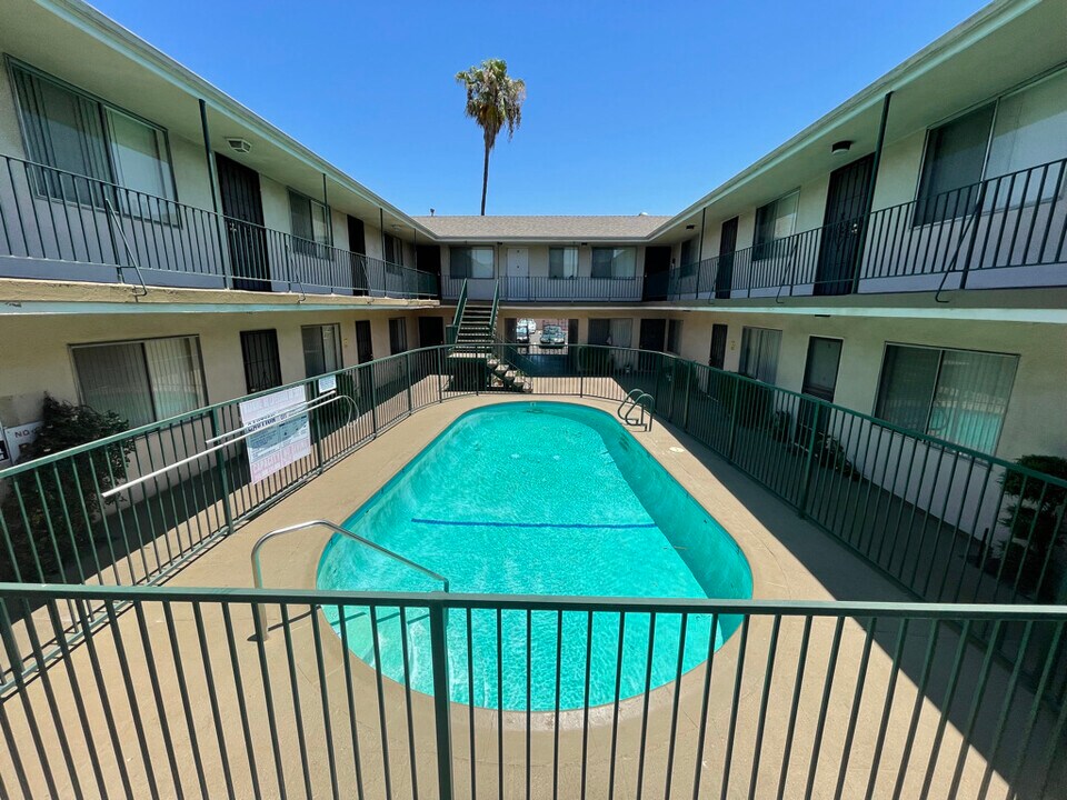 6444 Tujunga Ave in North Hollywood, CA - Foto de edificio