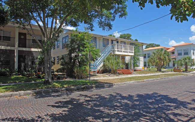 550 2nd St N in St. Petersburg, FL - Foto de edificio - Building Photo