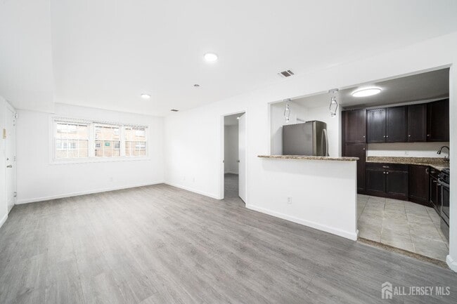 392 College Dr in Edison, NJ - Building Photo - Building Photo