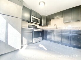 1253 N Rowan Ave, Unit 1/4 in Los Angeles, CA - Building Photo