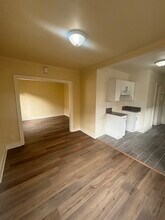 317 E 61st St in Long Beach, CA - Foto de edificio - Building Photo