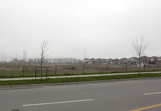 The Courtyards on Main in Milton, ON - Building Photo - Building Photo