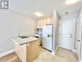 11 Thirty Third St in Toronto, ON - Building Photo