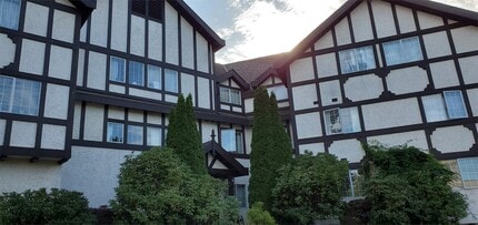 2500 Quadra St in Victoria, BC - Building Photo - Building Photo