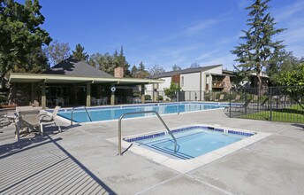 Apricot Pit Apartments in Sunnyvale, CA - Foto de edificio - Building Photo