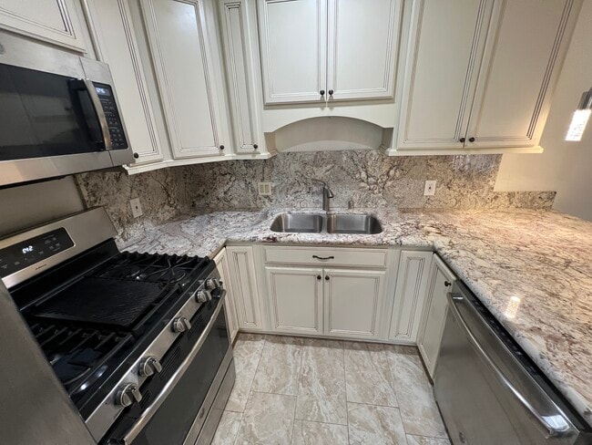 19156 Avenue of the Oaks, Unit B in Santa Clarita, CA - Building Photo - Building Photo