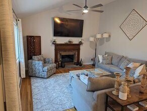 24 Longmeadow Ave in Middletown, RI - Building Photo - Building Photo