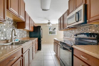 6863 19th Ave S in Lantana, FL - Building Photo - Building Photo