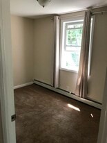 17 Dorchester Rd, Unit Room 2 in Ronkonkoma, NY - Building Photo