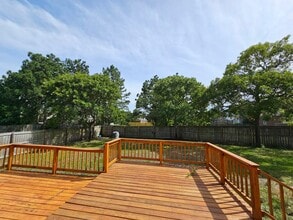1049 Alexwood Dr in Hope Mills, NC - Building Photo - Building Photo