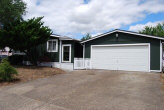 1615 SW Wright St in McMinnville, OR - Foto de edificio - Building Photo