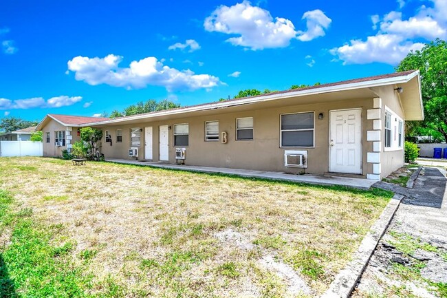 1026 NW 3rd Ave, Unit 4 in Fort Lauderdale, FL - Foto de edificio - Building Photo