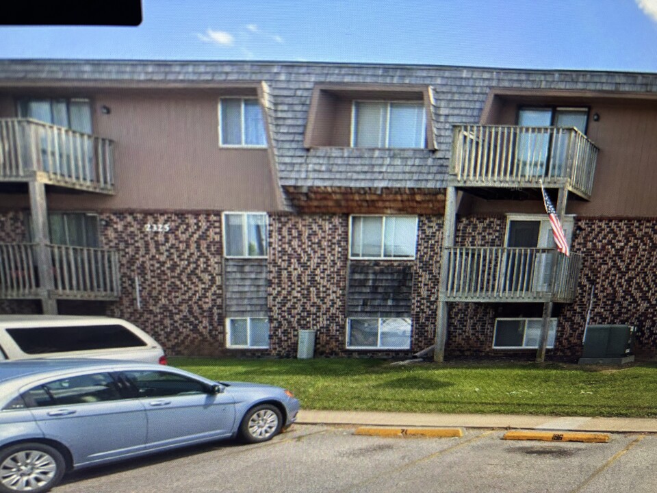 2325 SW Briarwood Plz, Unit 104 in Topeka, KS - Building Photo