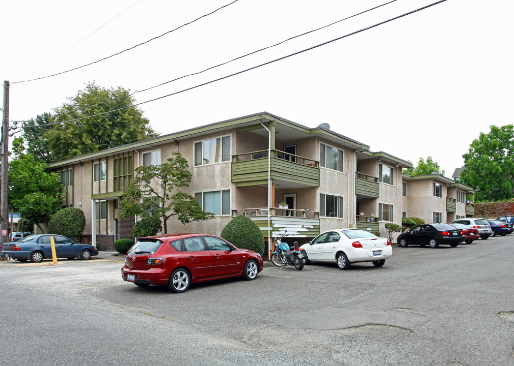 Northridge Manor Apartments in Seattle, WA - Building Photo