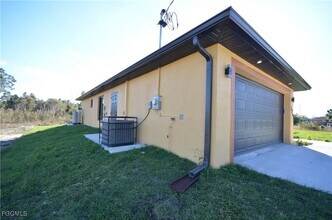 1242 Hathor St E, Unit 31-421 in Lehigh Acres, FL - Building Photo - Building Photo