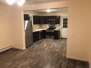 143 Kneen St in Shelton, CT - Building Photo - Building Photo