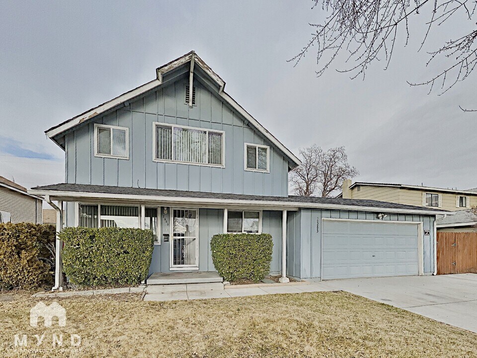 2585 Dyer Way in Reno, NV - Building Photo