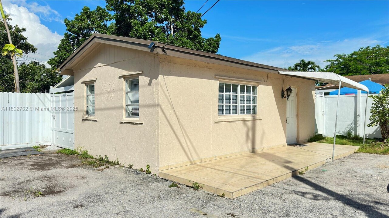 2410 Roosevelt St in Hollywood, FL - Building Photo