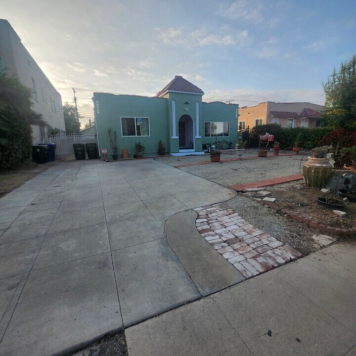 1109 S Rimpau Blvd in Los Angeles, CA - Building Photo
