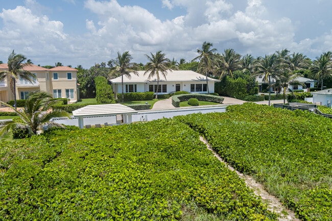 1426 N Ocean Blvd in Palm Beach, FL - Building Photo - Building Photo