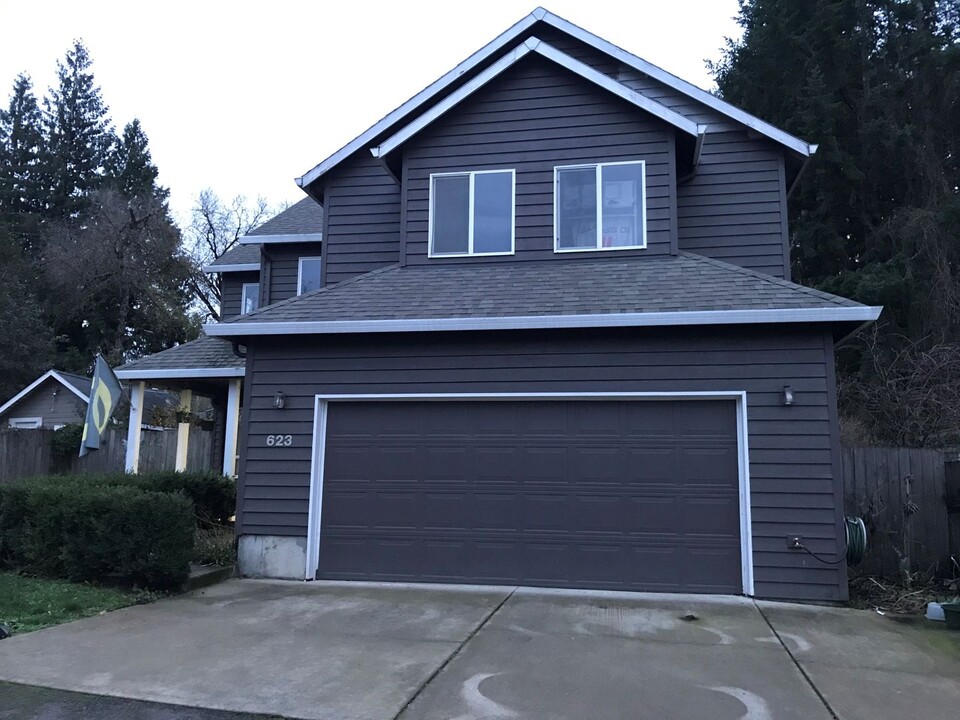 623 N Grant St in Newberg, OR - Foto de edificio