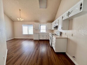 2555 N Dewey Ave in Fresno, CA - Building Photo - Building Photo