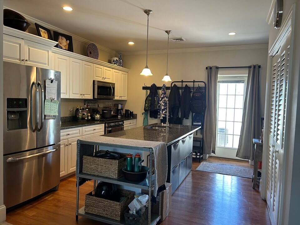 471 Hunnewell St in Needham, MA - Building Photo