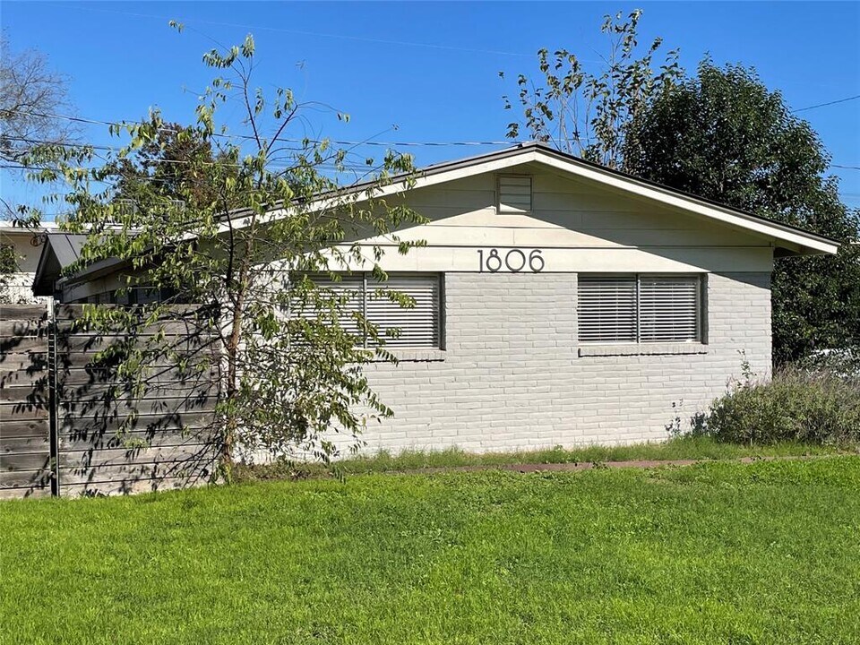 1806 Blue Crest Dr in Austin, TX - Foto de edificio