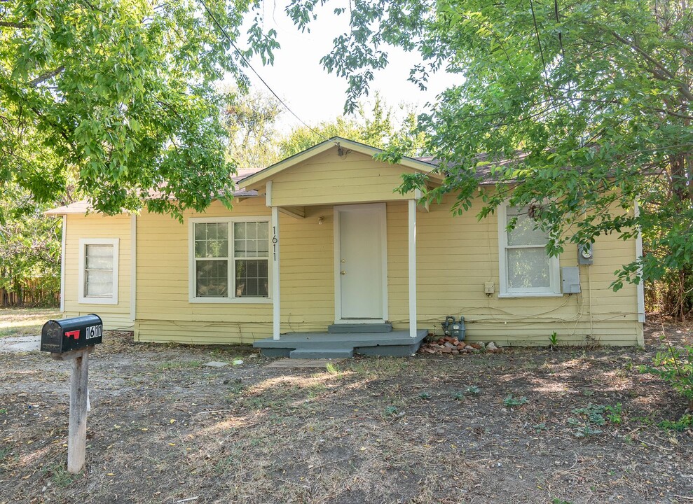 1611 Clark St in Greenville, TX - Building Photo