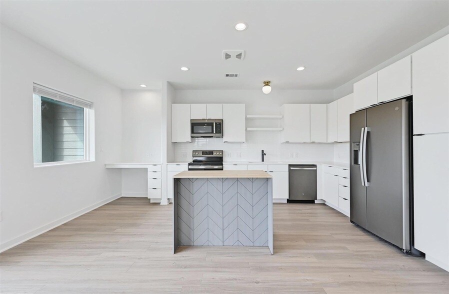100 Mockingbird Ln W, Unit 301 in Austin, TX - Building Photo