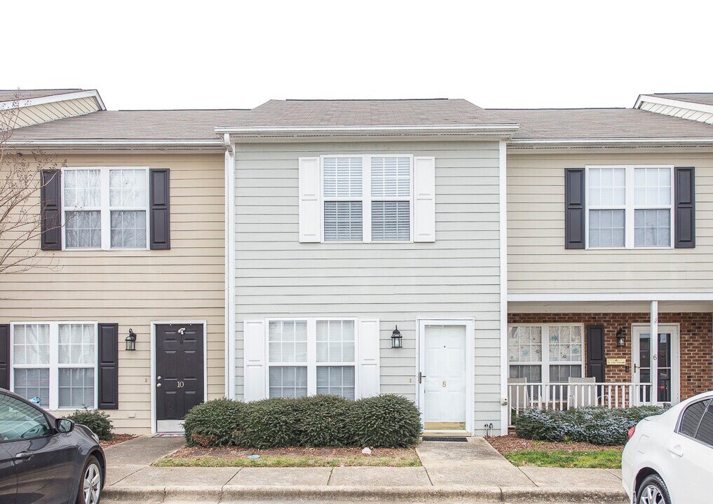 8 Cheltenham Dr in Clayton, NC - Building Photo