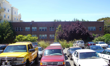 Queen's Court Apartments in Seattle, WA - Building Photo - Building Photo