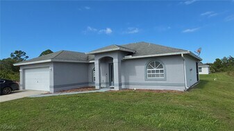 835 Grant Blvd in Lehigh Acres, FL - Building Photo