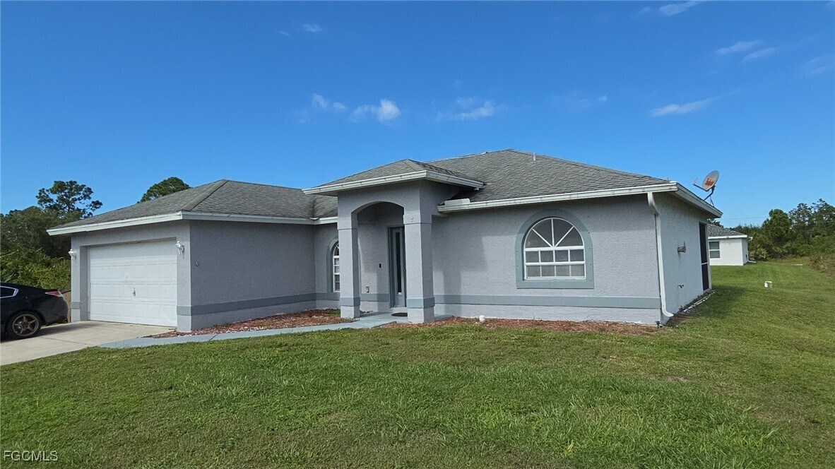 835 Grant Blvd in Lehigh Acres, FL - Building Photo