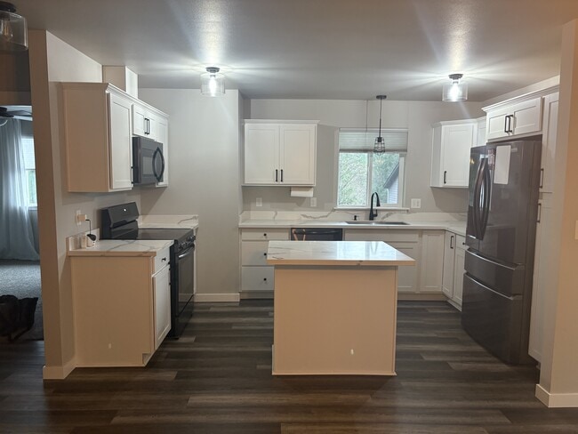 61 E Ellinor Peak Pl in Belfair, WA - Building Photo - Building Photo