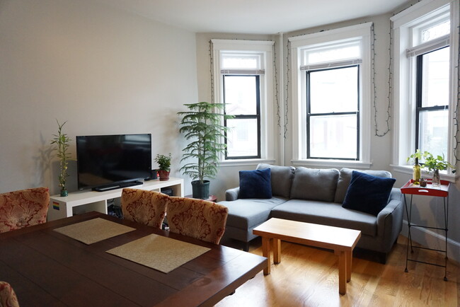 56 Gardner St, Unit 4 in Boston, MA - Foto de edificio - Building Photo