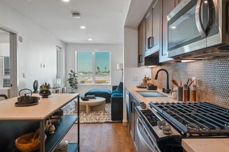 Apollo South Bay in Gardena, CA - Foto de edificio - Building Photo