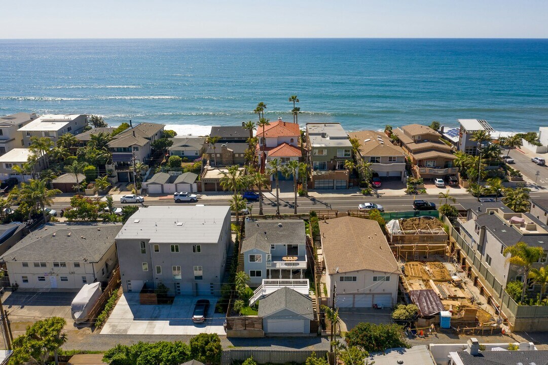 305 Neptune Ave in Encinitas, CA - Foto de edificio