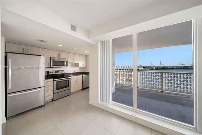 910 West Ave, Unit 1011 in Miami Beach, FL - Foto de edificio - Building Photo