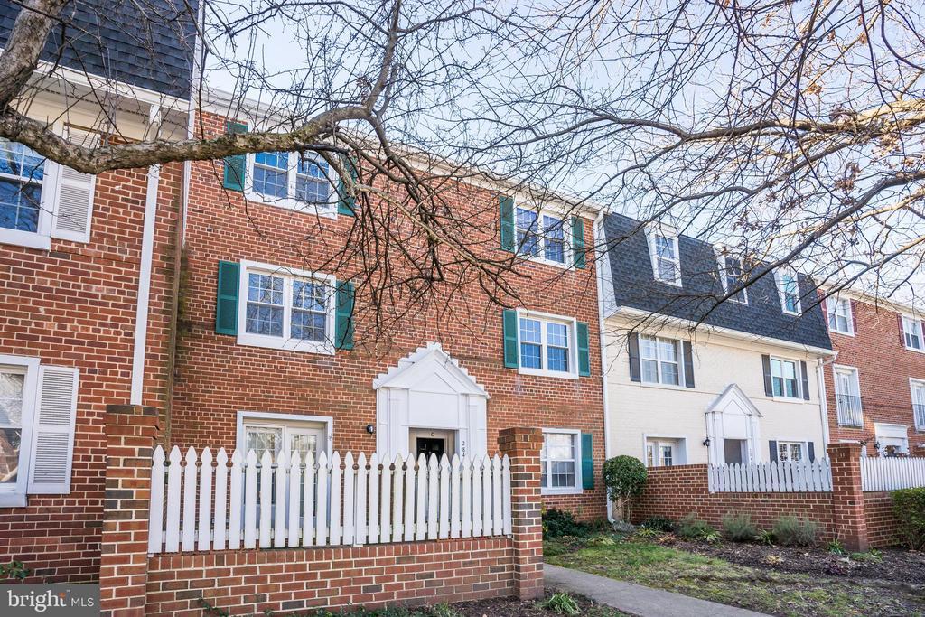 2844-A S Wakefield St in Arlington, VA - Building Photo