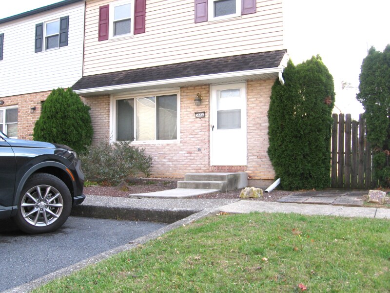 5664 Greens Dr in Allentown, PA - Building Photo