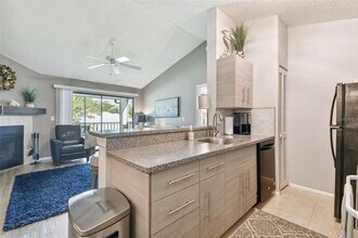 2087 Hunters Glen Dr, Unit 128 in Dunedin, FL - Building Photo - Building Photo