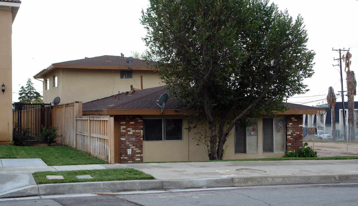 259 E 49th St in San Bernardino, CA - Building Photo