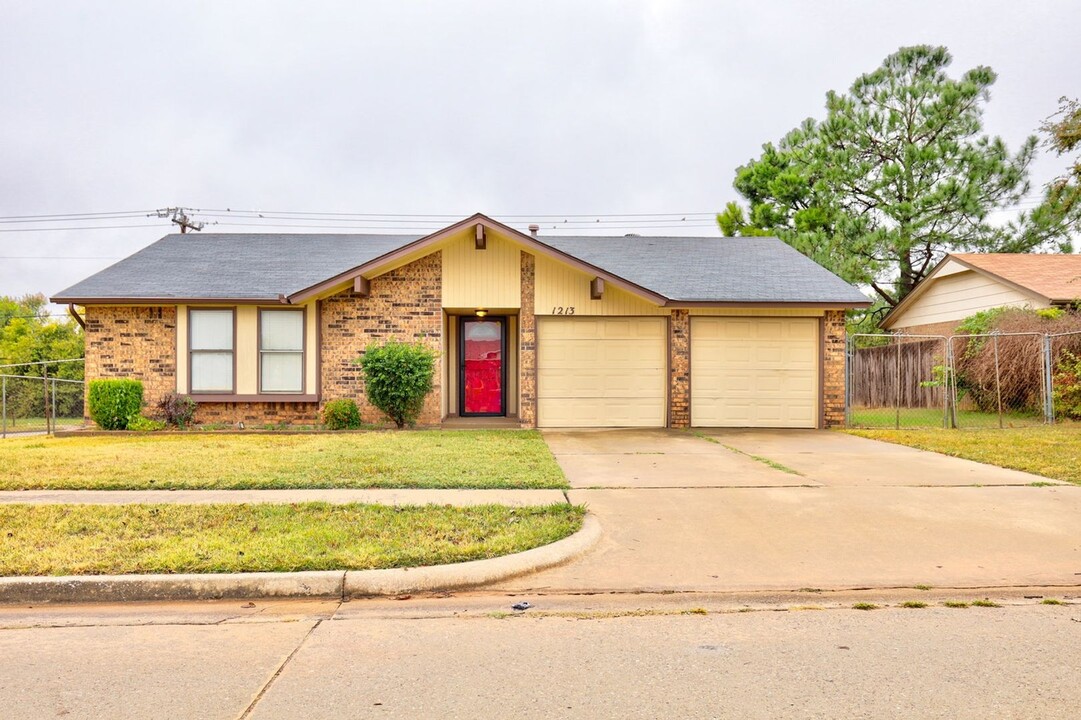 1213 Sweetgum St in Moore, OK - Building Photo