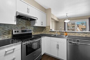 1043 Warwick Ct in Sterling, VA - Building Photo