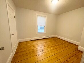 22 Howell St, Unit 2 in Boston, MA - Foto de edificio - Building Photo